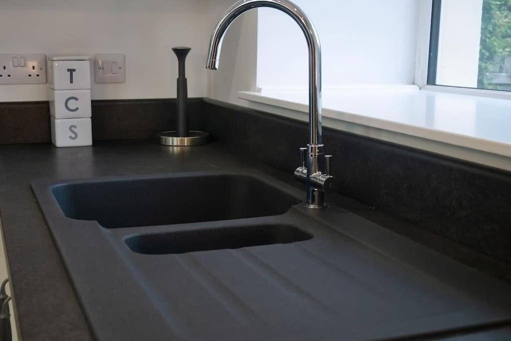Central 2 Bedroom Luxury Home Close To River Ness Inverness Buitenkant foto