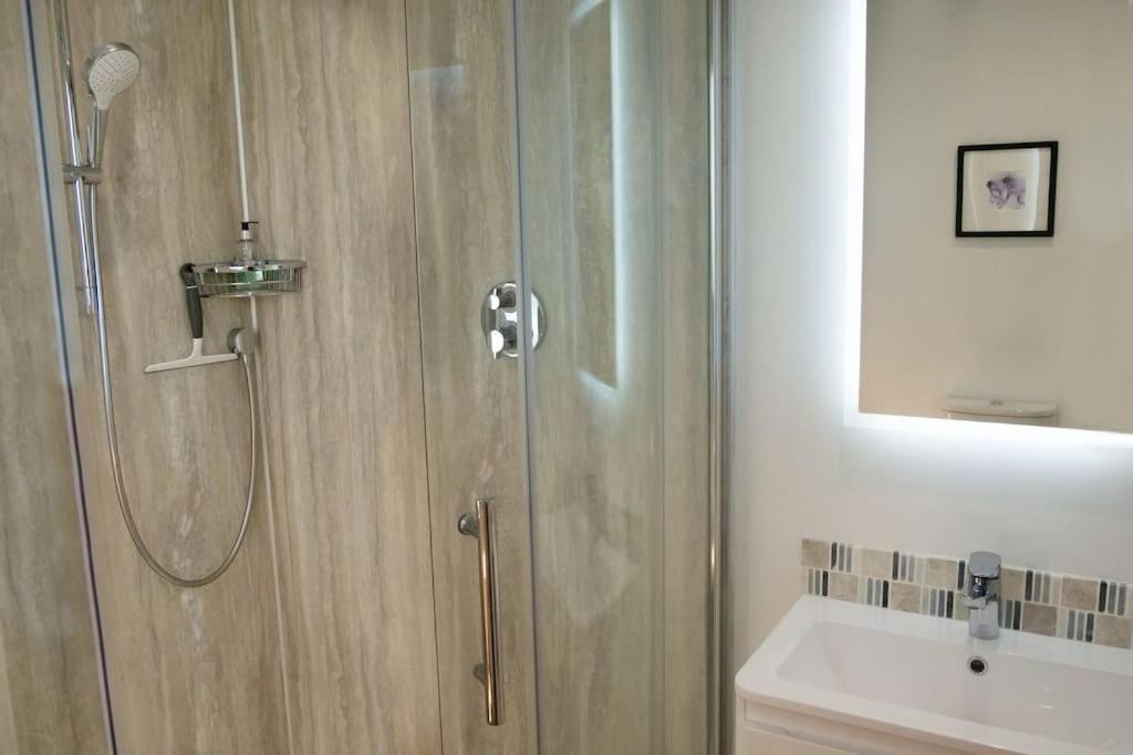 Central 2 Bedroom Luxury Home Close To River Ness Inverness Buitenkant foto