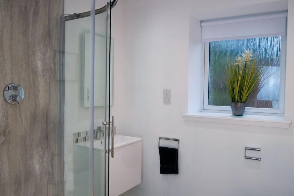 Central 2 Bedroom Luxury Home Close To River Ness Inverness Buitenkant foto