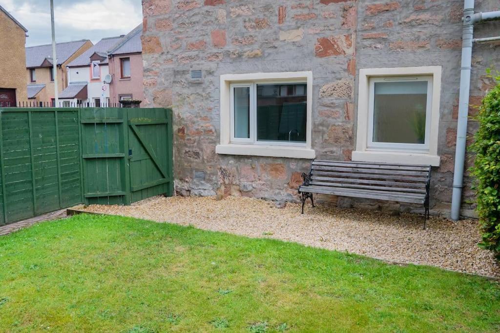 Central 2 Bedroom Luxury Home Close To River Ness Inverness Buitenkant foto